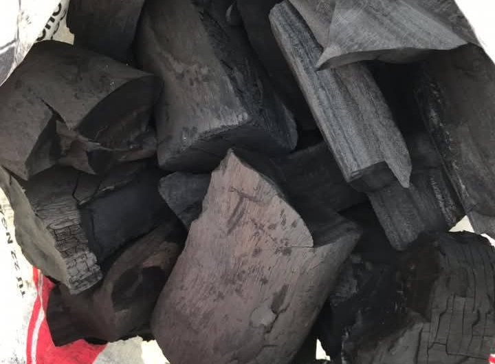 Natural lump wood charcoal with strong heat output